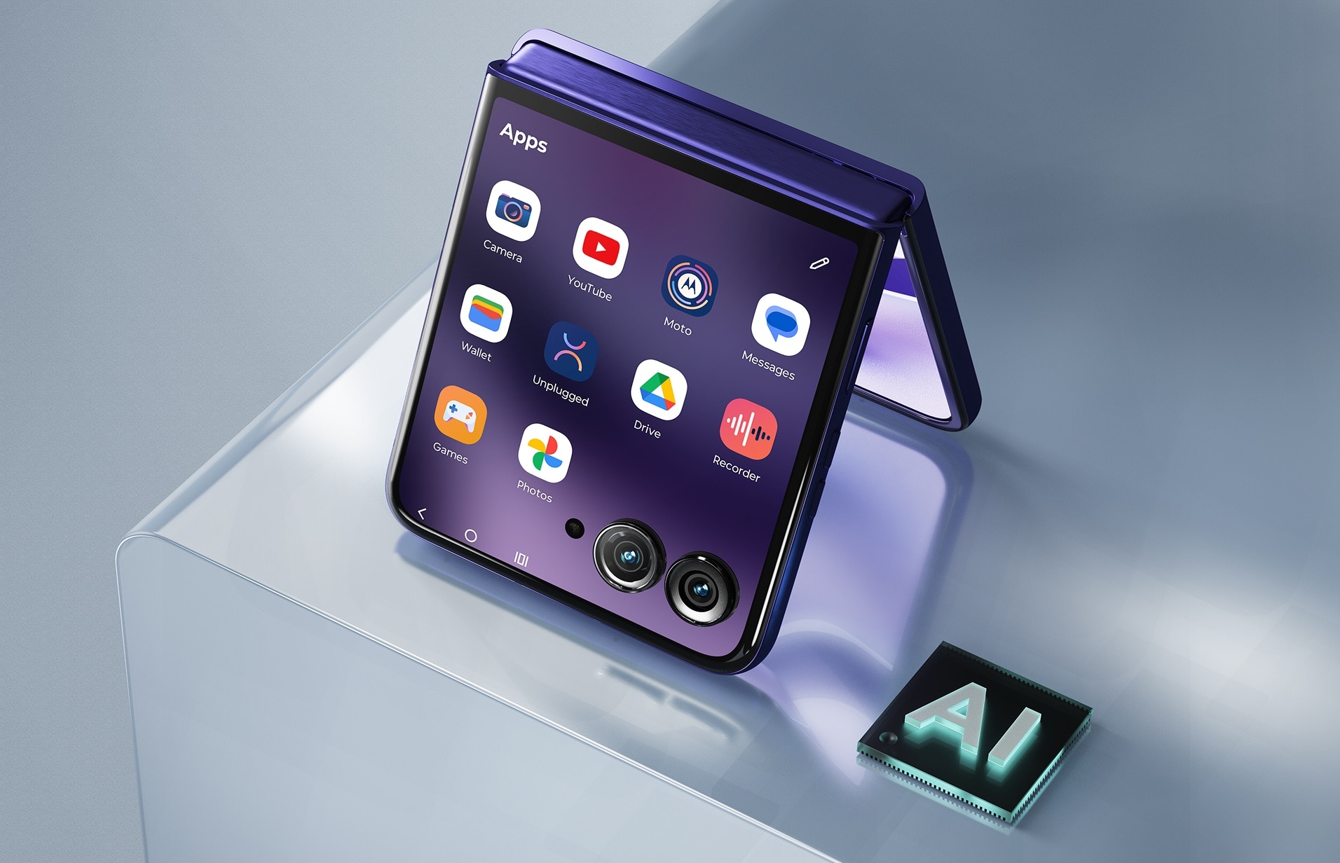 Motorola Razr Ultra abierto, con la pantalla interior de 7 pulgadas en color PANTONE Orient Blue