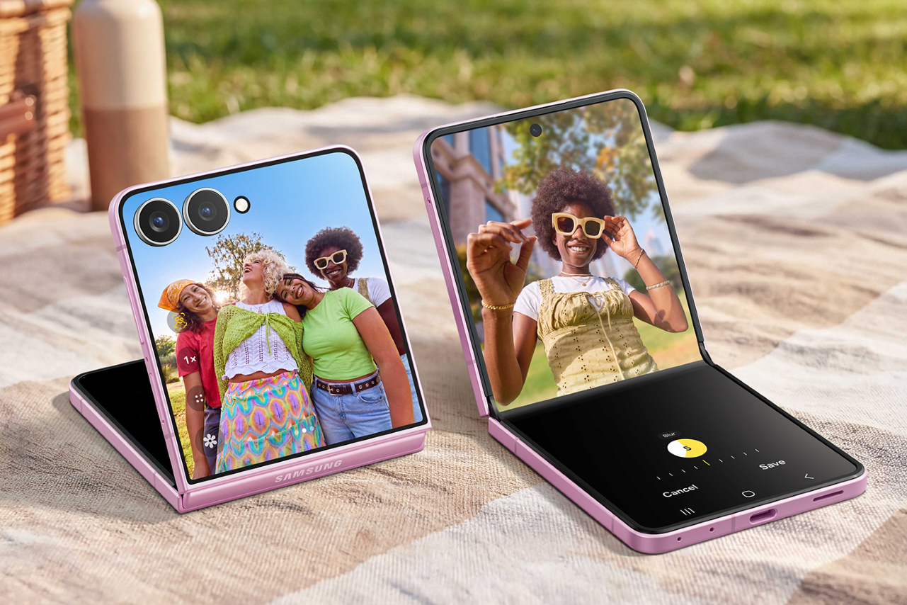 Dva kusy Galaxy Z Flip8 napůl rozevřené na plážové osušce při focení s FlexCam