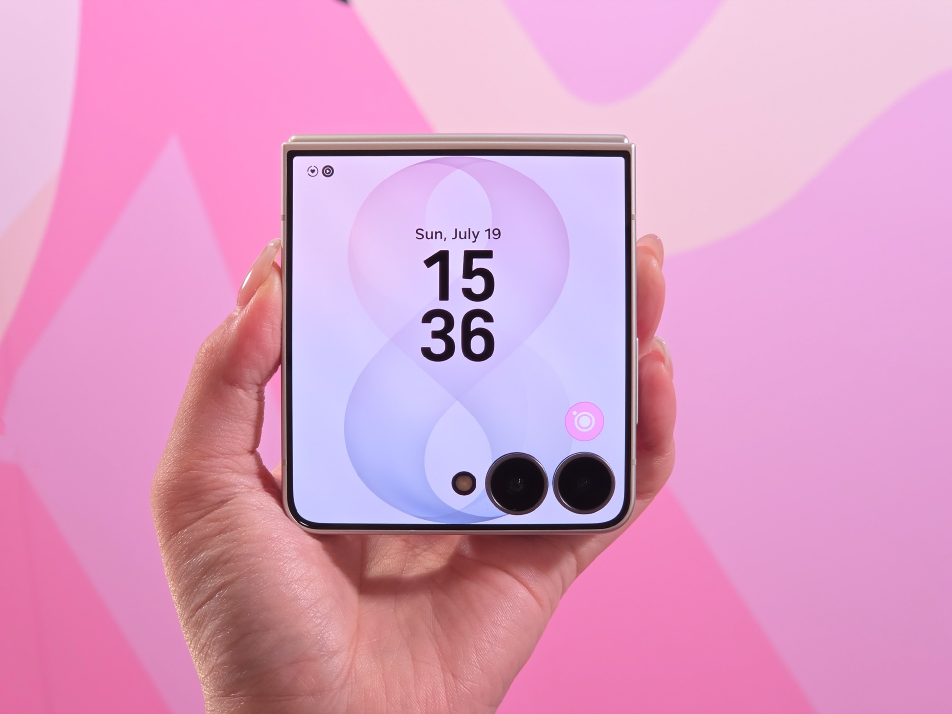 Samsung Galaxy Z Flip8 en Pink, una unidad abierta y otra cerrada mostrando el FlexWindow