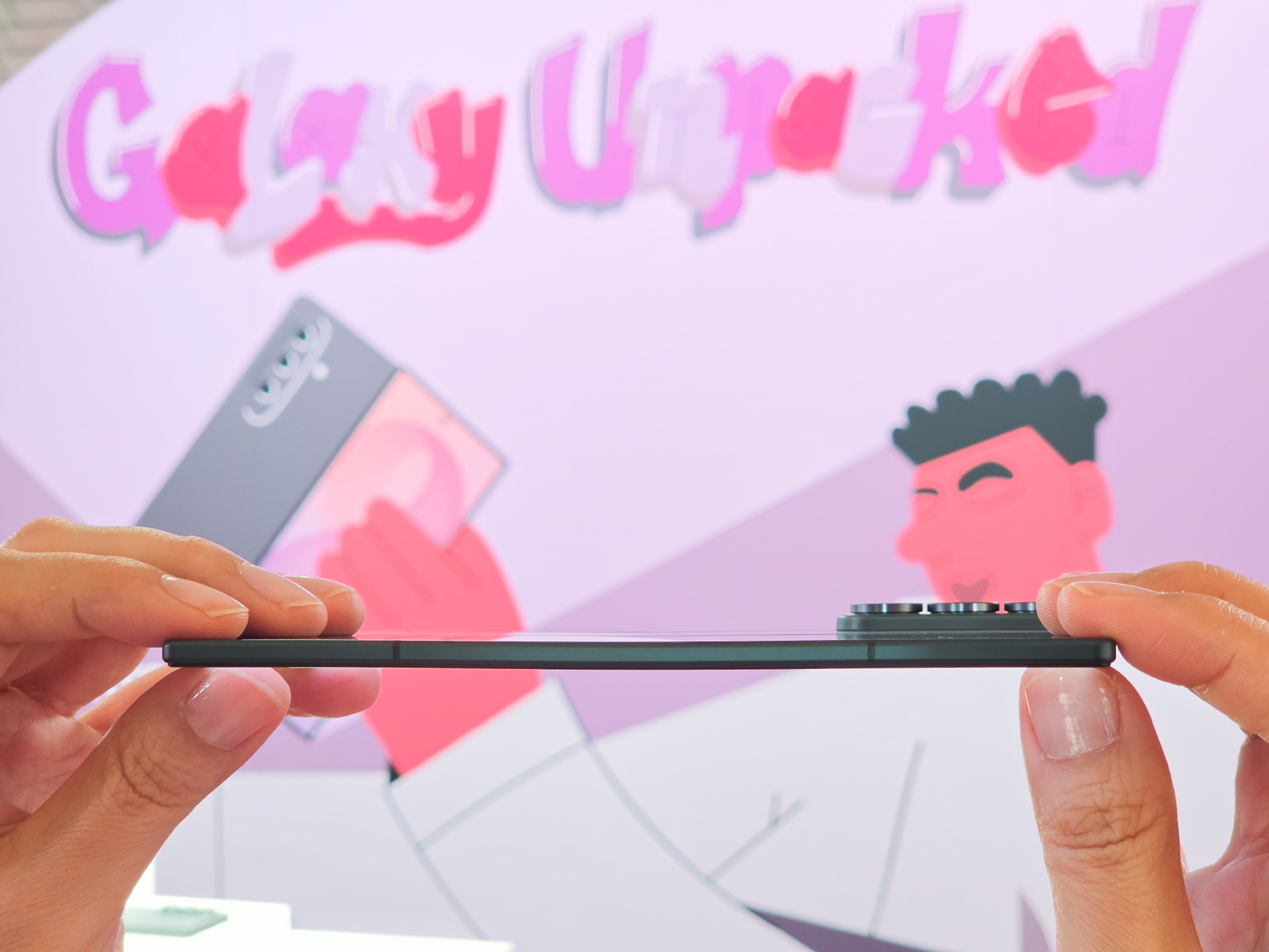 Samsung Galaxy Z Fold8 Ultra en color Violet Shadow, abierto, con las cámaras traseras y la pantalla interior a la vista