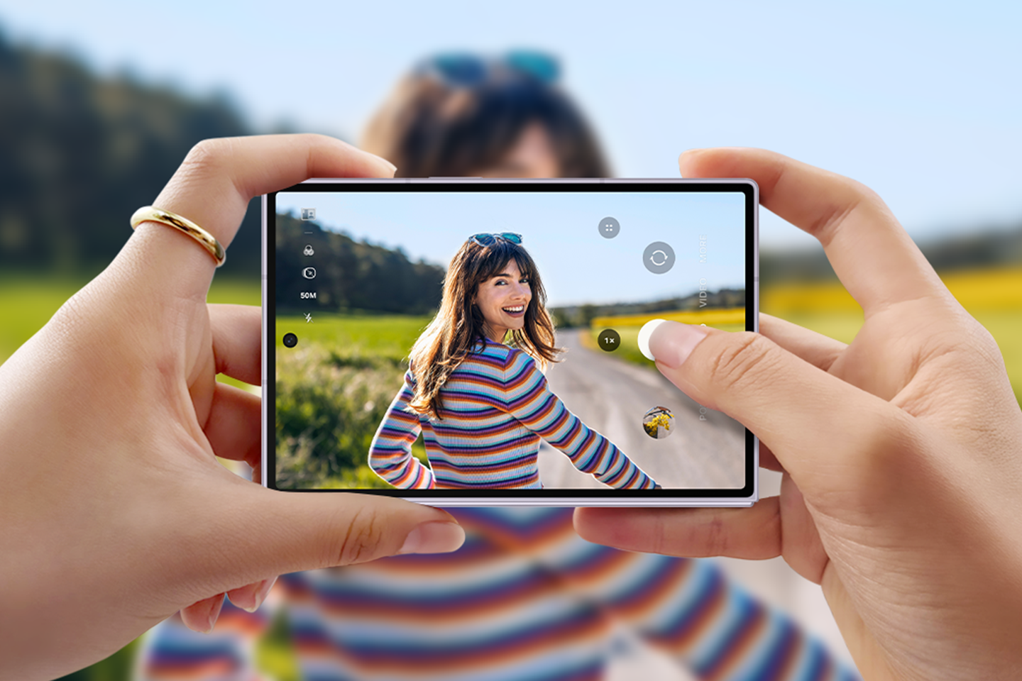 Rozevřený Galaxy Z Fold8 držený na šířku při pořizování fotky