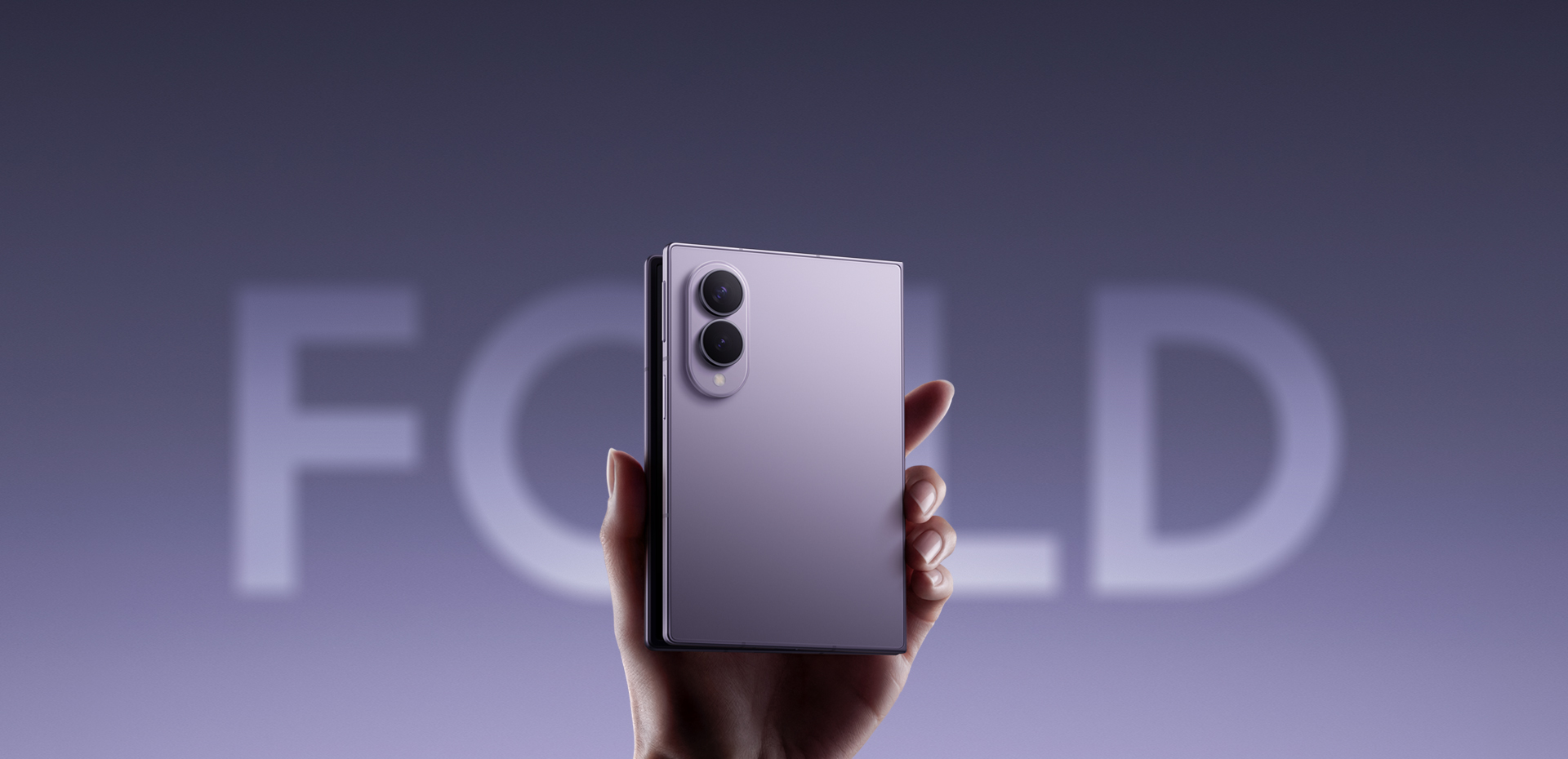 Samsung Galaxy Z Fold8 en color Lavender, plegado y sostenido en una mano ante el rótulo FOLD