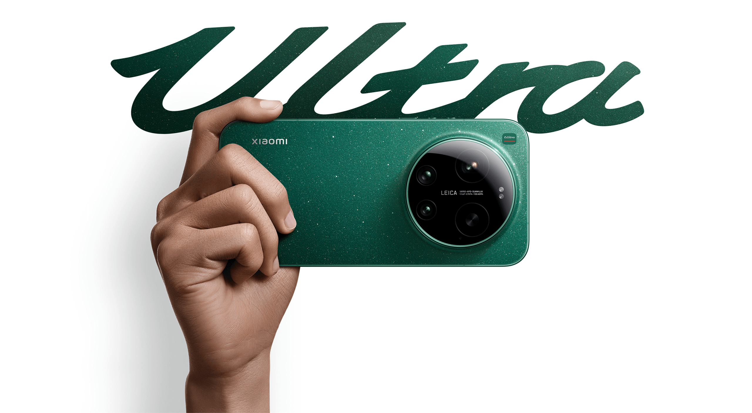 Xiaomi 17 Ultra v barvě Starlit Green držený v ruce před obřím nápisem Ultra